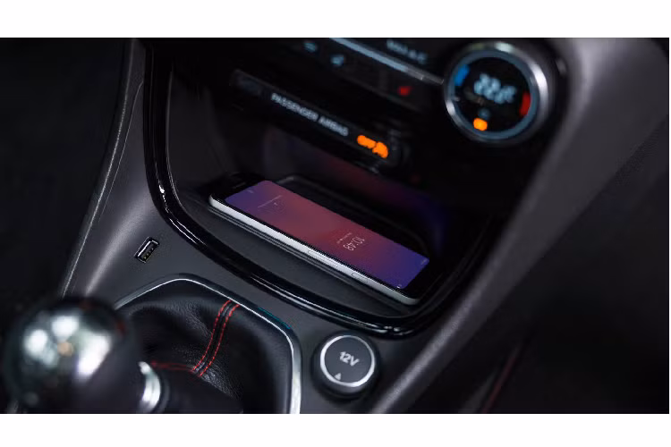 Ford Puma 2020 mới có thiết kế năng động và phong cách hơn nhằm hướng đến các khách hàng trẻ. Do đó, nó cũng có ngoại hình khác biệt so với những dòng xe "anh em". Phần đầu xe nổi bật với đèn pha tạo hình elip thẳng đứng tích hợp đèn định vị LED làm gợi nhớ đến đèn pha của siêu xe Ford GT (Escape mới cũng được lấy cảm hứng từ Ford GT), bộ mâm 5 chấu kép năng động trong khi đó phần mui có thiết kế tương tự như Honda HR-V. Lưới tản nhiệt lớn màu đen có hình dáng như một miệng cười.