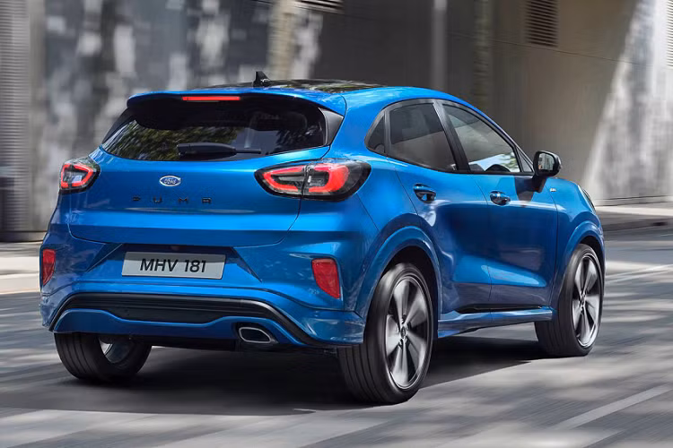 Nội thất xe hoàn toàn gây bất ngờ. Đáng chú ý nhất là cụm đồng hồ điện tử rộng 12,3 inch được trang bị ngay từ bản tiêu chuẩn. Bảng đồng hồ này còn có thể cá nhân hóa theo ý thích của người lái. Nó cũng hỗ trợ Ford SYNC 3, tương thích Android Auto và Apple CarPlay. Ford Puma 2020 còn có hệ thống âm thanh cao cấp B&amp;O 10 loa, mở cốp rảnh tay...