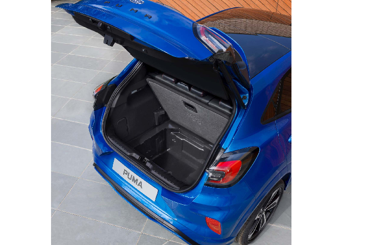 Xe có giá khởi điểm từ 20.845 Bảng Anh (khoảng 595 triệu đồng), đắt hơn phiên bản tiêu chuẩn của EcoSport khoảng 85 triệu đồng. Tuy nhiên, đi cùng với giá bán đắt hơn thì Puma cũng sở hữu nhiều trang bị hơn so với "người anh". Bản tiêu chuẩn của Puma đã sử dụng bộ mâm đúc 17 inch, sưởi kính lái, điều khiển hành trình, hỗ trợ giữ làn, cảnh báo rời làn đường, cảm biến lùi, định vị Ford Sync 3, ghế massage...