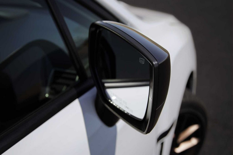 Ngoại thất của WRX còn nổi bật với gương chiếu hậu Crystal Black Silica tích hợp chế độ sấy, huy hiệu bên sườn và một logo đen mờ phía sau.