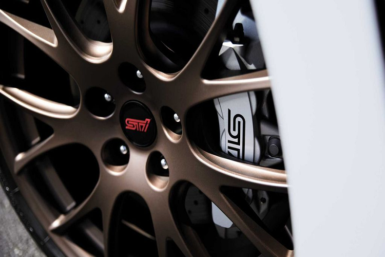 Một loạt các trang bị “xịn sò” khác cũng không kém nổi bật như bộ mâm rèn 19-inch từ BBS, kẹp phanh trước 6 piston màu bạc, chốt nối trục đánh lái (steering rack mounts) hạng nặng, bộ dụng cụ sửa chữa lốp, ghế ngồi bọc da Carbon Black với chỉ khâu đỏ nổi bật và cuối cùng là cụm lưới tản nhiệt hình tổ ong sơn đen cùng với các điểm nhấn đỏ tương phản &amp; thể thao.