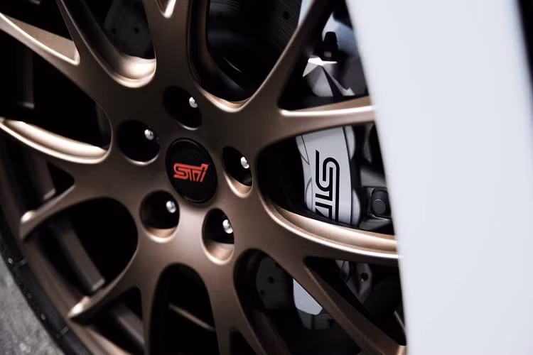 Một loạt các trang bị “xịn sò” khác cũng không kém nổi bật như bộ mâm rèn 19-inch từ BBS, kẹp phanh trước 6 piston màu bạc, chốt nối trục đánh lái (steering rack mounts) hạng nặng, bộ dụng cụ sửa chữa lốp, ghế ngồi bọc da Carbon Black với chỉ khâu đỏ nổi bật và cuối cùng là cụm lưới tản nhiệt hình tổ ong sơn đen cùng với các điểm nhấn đỏ tương phản &amp; thể thao.