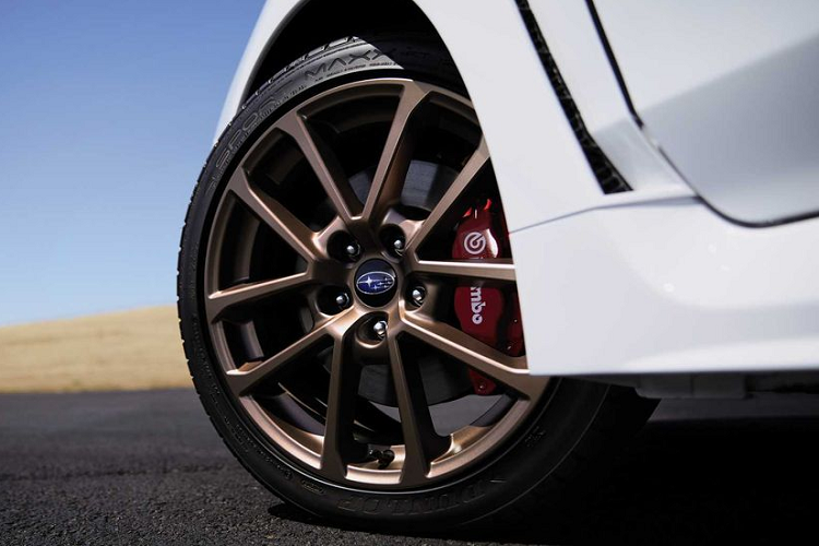 Trong khi hệ thống treo trước sử dụng các thanh cân bằng nghịch chuyển (inverted strut) cho khả năng vào cua cực nhạy, hệ thống treo sau được bố trí các tay đòn kép tạo sự chắc chắn.