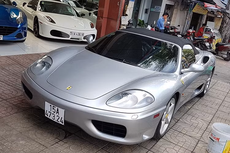  Siêu xe Ferrari 360 Spider là một trong những mẫu xe thể thao cổ điển hiếm có nhất hiện nay tại Việt Nam với số lượng còn lăn bánh trong nước chỉ khoảng 3 chiếc. Chiếc Ferrari 360 mui trần trong bài viết từng có một thời gian dài định cư và mang biển kiểm soát Hà Nội cùng lớp sơn cũ màu đỏ nổi bật, tương phản với bộ mui vải màu đen.
