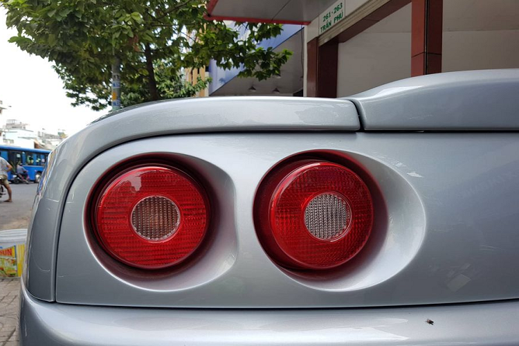 Choá đèn của xe còn khá tinh tươm sau gần 20 năm sử dụng. Cận cảnh bộ mâm 5 chấu cùng kẹp phanh vàng của F360 Spider