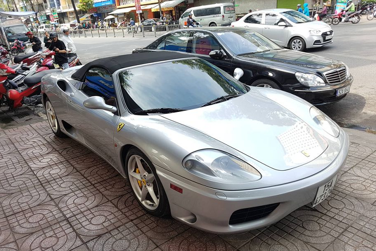 Đi kèm với đó là trang bị hộp số sàn 6 cấp cùng công nghệ của xe đua F1, hệ dẫn động cầu sau và với trọng lượng khô chỉ 1.350kg. Từ đó, siêu ngựa mui trần đến từ nước Ý chỉ mất thời gian 4,6 giây để tăng tốc 0-100 km/h trước khi đạt vận tốc tối đa hơn 290 km/h.