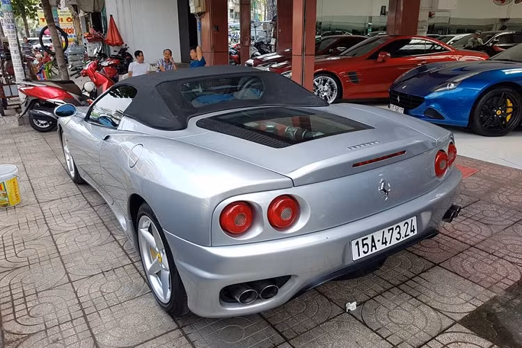 Ferrari 360 Spider được giới thiệu lần đầu tiên vào năm 2000, sau bản coupe đúng 1 năm (1999). Siêu phẩm này do xưởng thiết kế Pininfarina lừng danh chắp bút và nhanh chóng đón nhận sự yêu mến của người hâm mộ trên toàn thế giới.