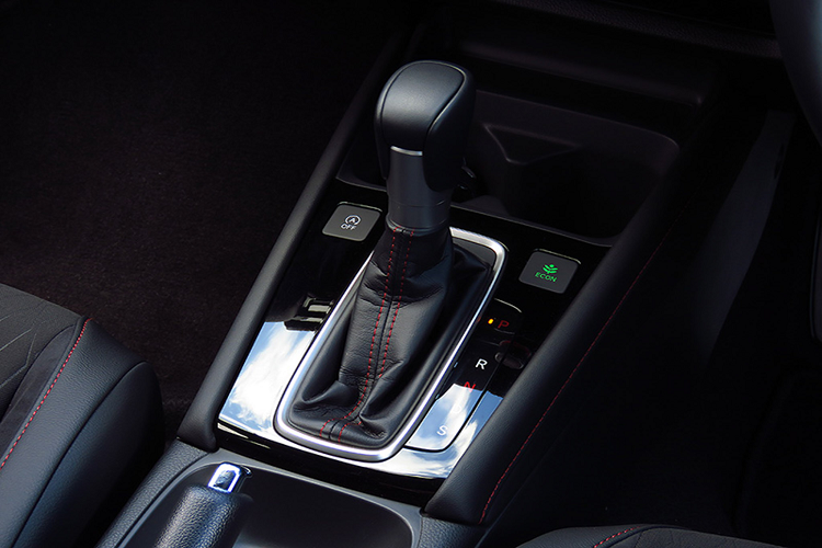 Trên City thế hệ mới, vô lăng 3 chấu điều chỉnh theo 4 hướng là trang bị Tiêu Chuẩn, hai phiên bản S và V vô lăng được bọc bằng vật liệu Polyurethane, trong khi phiên bản SV được bọc da đen và phiên bản RS được bọc da đen với đường chỉ khâu màu đỏ, ngoài ra phiên bản RS có thêm điều khiển hành trình (Cruise Control) và lẫy chuyển số (Paddle Shift). Đồng hồ hỗ trợ lái trên City mới là dạng analog với 2 vòng tròn.