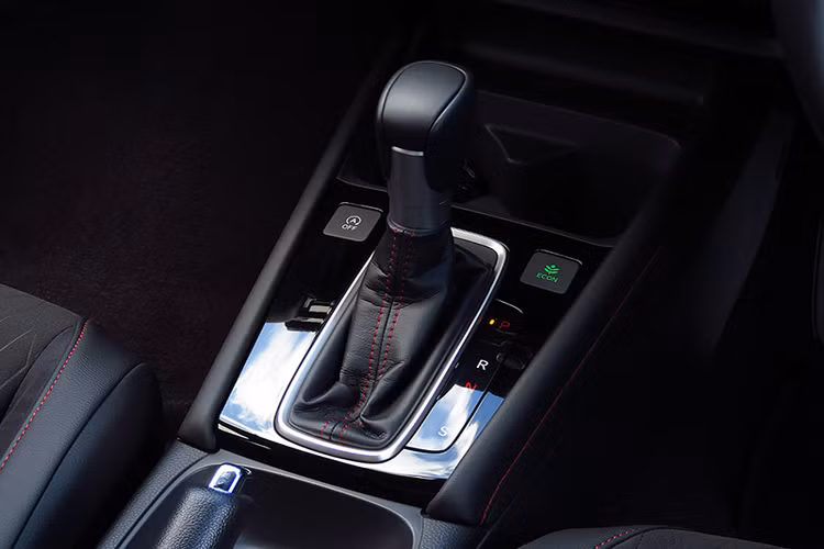 Trên City thế hệ mới, vô lăng 3 chấu điều chỉnh theo 4 hướng là trang bị Tiêu Chuẩn, hai phiên bản S và V vô lăng được bọc bằng vật liệu Polyurethane, trong khi phiên bản SV được bọc da đen và phiên bản RS được bọc da đen với đường chỉ khâu màu đỏ, ngoài ra phiên bản RS có thêm điều khiển hành trình (Cruise Control) và lẫy chuyển số (Paddle Shift). Đồng hồ hỗ trợ lái trên City mới là dạng analog với 2 vòng tròn.