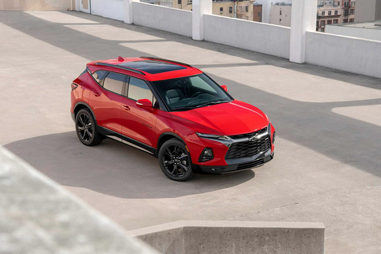 Trên thị trường, Chevrolet Blazer (05 chỗ) là đối thủ cạnh tranh trực tiếp với các mẫu crossover trong phân khúc như: Toyota RAV4, Ford Edge hay Honda Passport mới.