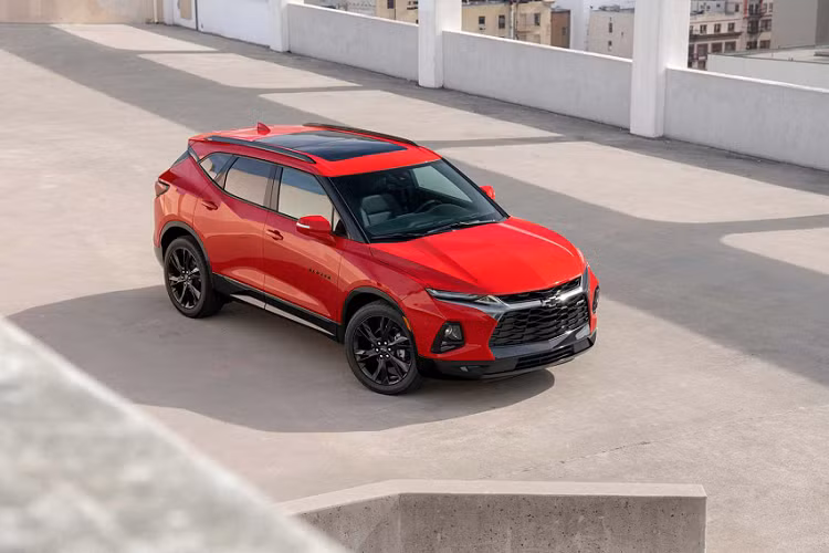 Trên thị trường, Chevrolet Blazer (05 chỗ) là đối thủ cạnh tranh trực tiếp với các mẫu crossover trong phân khúc như: Toyota RAV4, Ford Edge hay Honda Passport mới.