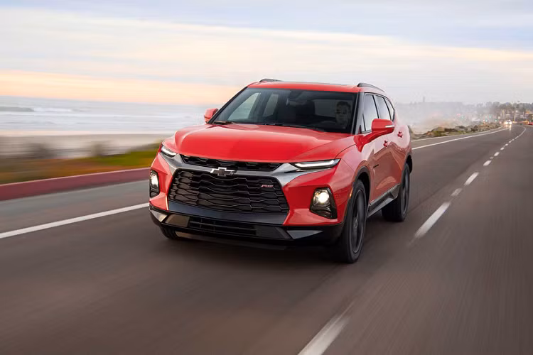 Trong danh mục sản phẩm của GM Chevrolet, mẫu xe Blazer được định vị và lấp đầy khoảng trống giữa hai ‘’người anh em’’ Equinox cỡ nhỏ và Traverse cỡ lớn. Ngoại hình của Chevrolet Blazer 2019 ghi điểm với số đông bởi thiết kế thể thao được lấy cảm hứng từ dòng xe thể thao Chevrolet Camaro 2020.