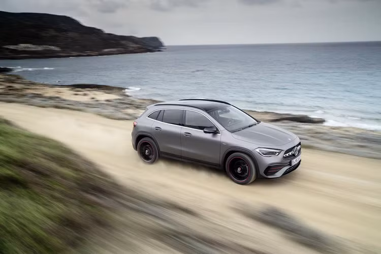 Mercedes-Benz GLA 2021 sẽ tới tay người tiêu dùng với các phiên bản khác nhau tuỳ vào thị trường tiêu thụ. Tại châu Âu, GLA 2021 sẽ "lên kệ" với đầy đủ 4 phiên bản, bao gồm GLA 250; GLA 250 4Matic; GLA 35 AMG và GLA 200. Đối với bản GLA 250 và GLA 250 4Matic sẽ sử dụng động cơ 4 xy-lanh 2.0L, cho ra công suất tối đa 221 mã lực và 350 Nm mô-men xoắn cực đại, đi kèm hộp số tự động 8 cấp, cho phép xe tăng tốc từ 0 - 98 km/h trong 8,6 giây trước khi đạt vận tốc giới hạn 209 km/h.