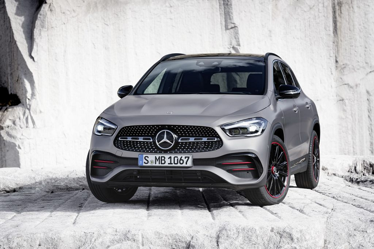 Về thiết kế ngoại thất, như đã nói ở trên, Crossover cỡ nhỏ Mercedes-Benz GLA 2021 sở hữu sự "lột xác" hoàn toàn so với phiên bản tiền nhiệm. Nếu như trên phiên bản cũ, GLA mang hơi hướng thiết kế nam tính với những đường thẳng cắt nhau mạnh mẽ thì với GLA 2021, ngôn ngữ thiết kế Sensual purity đặc trưng của Mercedes-Benz đã lược bỏ đi những đường thẳng như vậy để thay thế bằng nét bo cong mềm mại và uyển chuyển.