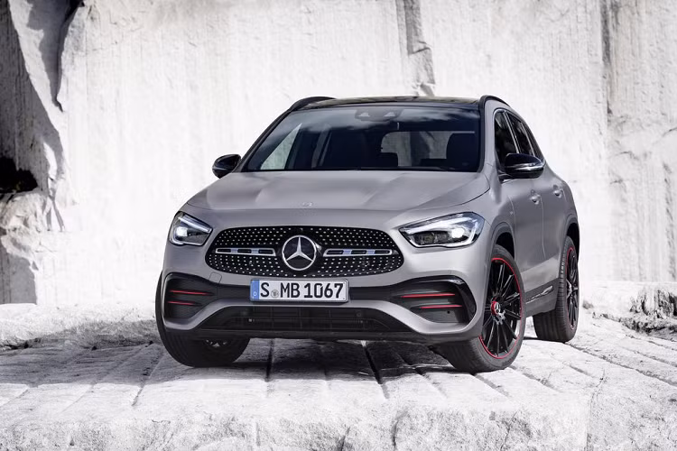 Về thiết kế ngoại thất, như đã nói ở trên, Crossover cỡ nhỏ Mercedes-Benz GLA 2021 sở hữu sự "lột xác" hoàn toàn so với phiên bản tiền nhiệm. Nếu như trên phiên bản cũ, GLA mang hơi hướng thiết kế nam tính với những đường thẳng cắt nhau mạnh mẽ thì với GLA 2021, ngôn ngữ thiết kế Sensual purity đặc trưng của Mercedes-Benz đã lược bỏ đi những đường thẳng như vậy để thay thế bằng nét bo cong mềm mại và uyển chuyển.