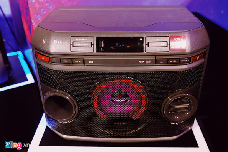 Mẫu OL45 có giá 4,29 triệu đồng, thiết kế dạng hộp, công suất 220 W, đèn LED nhấp nháy theo giai điệu.