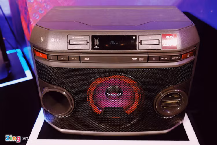 Mẫu OL45 có giá 4,29 triệu đồng, thiết kế dạng hộp, công suất 220 W, đèn LED nhấp nháy theo giai điệu.