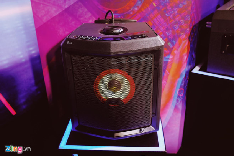 Mẫu loa kéo LG XBOOM RL2, được thiết kế cho các bữa tiệc âm nhạc quy mô nhỏ hoặc giải trí tại gia. 