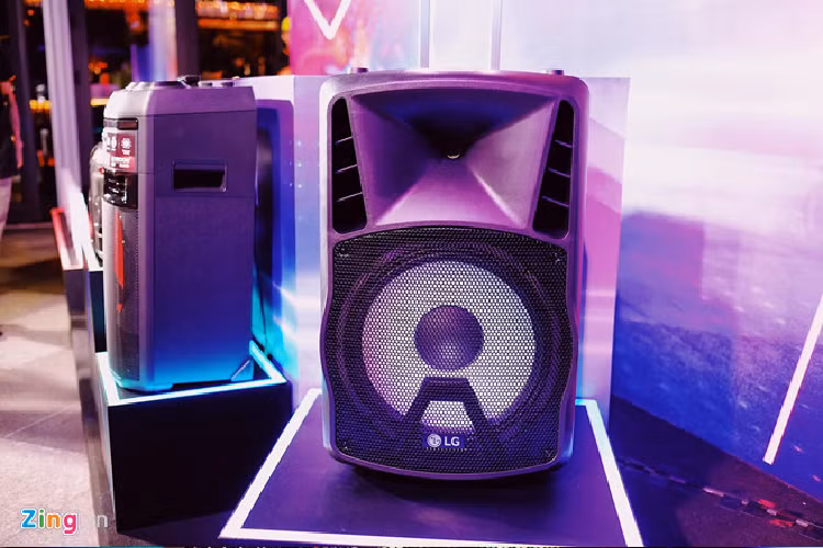 LG Xboom RK4 có công suất 80 W, có bánh xe và tay kéo. Với công suất 80 W cùng 1 loa trầm và 1 loa Tweeter, LG XBOOM RK4 phù hợp với các buổi tiệc hoặc cắm trại ngoài trời với quy mô nhỏ. Model này được bán ở mức 5,19 triệu đồng 