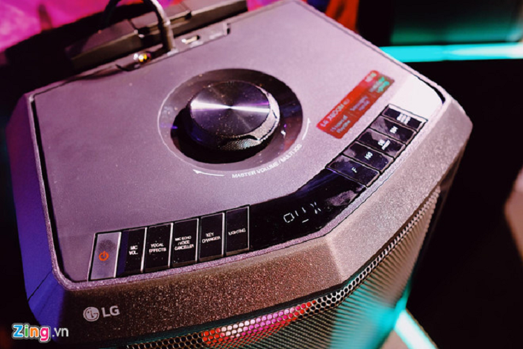 Loa có công suất 50 W, âm trầm mạnh, có khả năng kết nối cùng lúc với 3 thiết bị. Model này có giá 3,99 triệu đồng. 