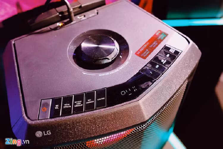 Loa có công suất 50 W, âm trầm mạnh, có khả năng kết nối cùng lúc với 3 thiết bị. Model này có giá 3,99 triệu đồng. 