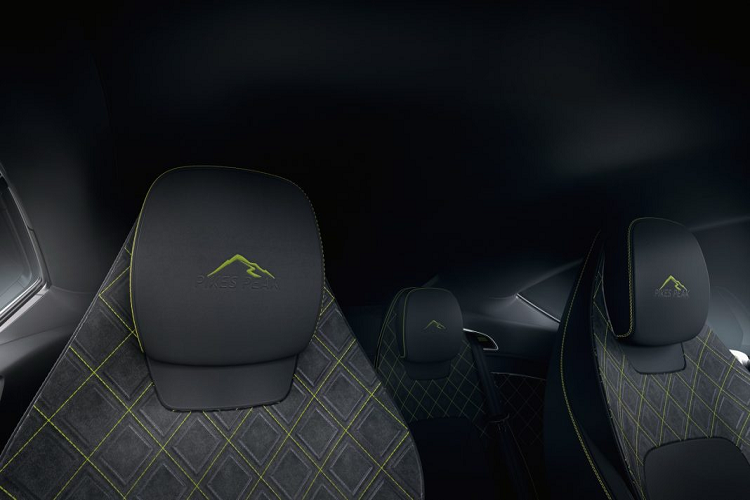 Tuy là một phiên bản đặc biệt được hướng đến phong cách thể thao nhưng nội thất của xe siêu sang Bentley Continental GT “Pikes Peak” vẫn không kém phần sang trọng. Toàn bộ nội thất dược bọc da màu đen (Beluga) với những đường chỉ khâu quả trám màu xanh (Radium) tương phản được sử dụng tại ghế, vô-lăng, lót chân.