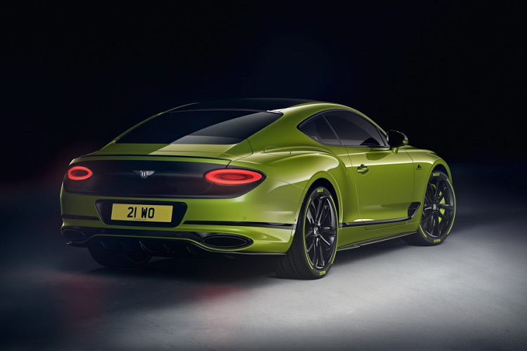 Đây là một sắc xanh đặc biệt, được phỏng theo màu sắc của hai chiếc Bentley từng tham gia tại cuộc đua leo đồi nổi tiếng này. Kết hợp với màu sơn này là những chi tiết như cốp sau, mui xe được sơn đen tương phản. Cản trước được trang trí bằng logo “100” màu trắng nổi bật trên nền lưới tản nhiệt đen bóng, cùng với đó là logo “Pikes Peak” đặc phía sau bánh xe.