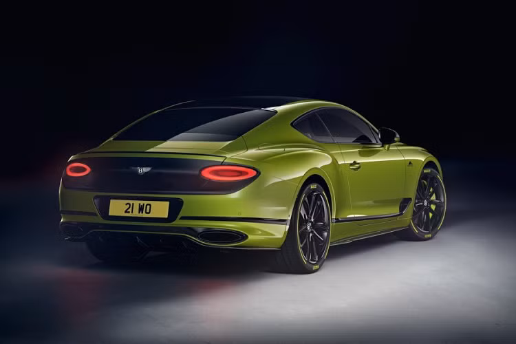 Đây là một sắc xanh đặc biệt, được phỏng theo màu sắc của hai chiếc Bentley từng tham gia tại cuộc đua leo đồi nổi tiếng này. Kết hợp với màu sơn này là những chi tiết như cốp sau, mui xe được sơn đen tương phản. Cản trước được trang trí bằng logo “100” màu trắng nổi bật trên nền lưới tản nhiệt đen bóng, cùng với đó là logo “Pikes Peak” đặc phía sau bánh xe.