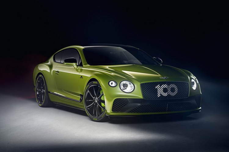 Ở ngoại thất, Bentley Continental GT Pikes Peak mới sẽ sở hữu những chi tiết được ốp sợi carbon, kết hợp cùng gói nâng cấp Blackline Specification, biến những chi tiết màu crom thành màu đen bóng, tạo cho xe thêm vẻ hầm hố và mạnh mẽ. Màu sơn của xe được cung cấp thông qua bộ phận cá nhân hóa Mulliner, được đặt tên là Radium.