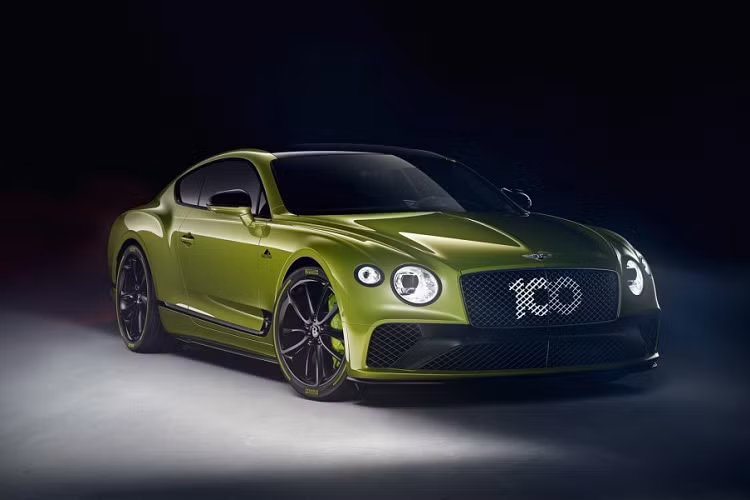 Ở ngoại thất, Bentley Continental GT Pikes Peak mới sẽ sở hữu những chi tiết được ốp sợi carbon, kết hợp cùng gói nâng cấp Blackline Specification, biến những chi tiết màu crom thành màu đen bóng, tạo cho xe thêm vẻ hầm hố và mạnh mẽ. Màu sơn của xe được cung cấp thông qua bộ phận cá nhân hóa Mulliner, được đặt tên là Radium.
