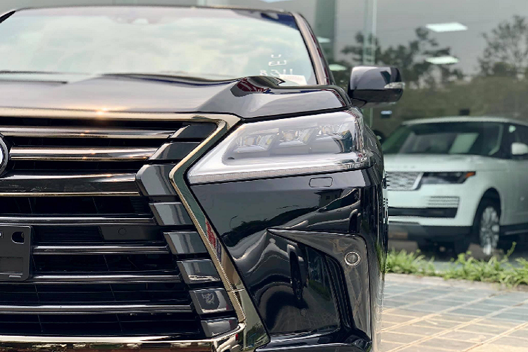 Hệ thống an toàn Lexus Safety System+ cũng là trang bị tiêu chuẩn. Người mua không cần trả thêm bất cứ khoản phí nào để lắp đặt. Xe còn có hệ thống Pre-Collision System có thể phát hiện cho người đi bộ, cảnh báo chệch làn đường, kiểm soát hành trình radar và đèn pha thông minh.