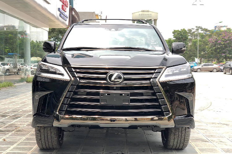 Lexus LX Inspiration Series 2019 sẽ không khiến khách hàng phải thất vọng khi đi kèm hàng ghế trước/sau có tính năng sưởi và thoáng khí, điều hòa tự động 4 vùng, hệ thống thông tin giải trí hàng ghế sau, dàn âm thanh Mark Levinson hay màn hình màu hiển thị thông tin trên kính chắn gió. Hộc làm mát đồ uống, sạc không dây cho các thiết bị di động và màn hình định vị 12,3 inch cũng là trang bị tiêu chuẩn của phiên bản đặc biệt.