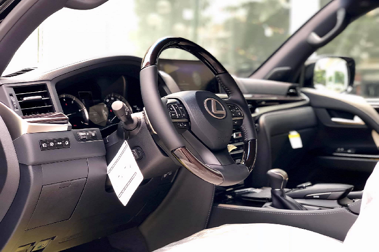 Còn có tính năng hỗ trợ vượt qua địa hình khó Crawl Control, hộp số phụ (low range gearing), hỗ trợ khởi hành ngang dốc, cùng một số tính năng khác, giúp chiếc SUV này trở thành một “off-roader” mạnh mẽ hơn. Xe được trang bị động cơ V8 5.7L, công suất 383 mã lực và mô-men xoắn 546 Nm, đi kèm hộp số tự động 8 cấp.