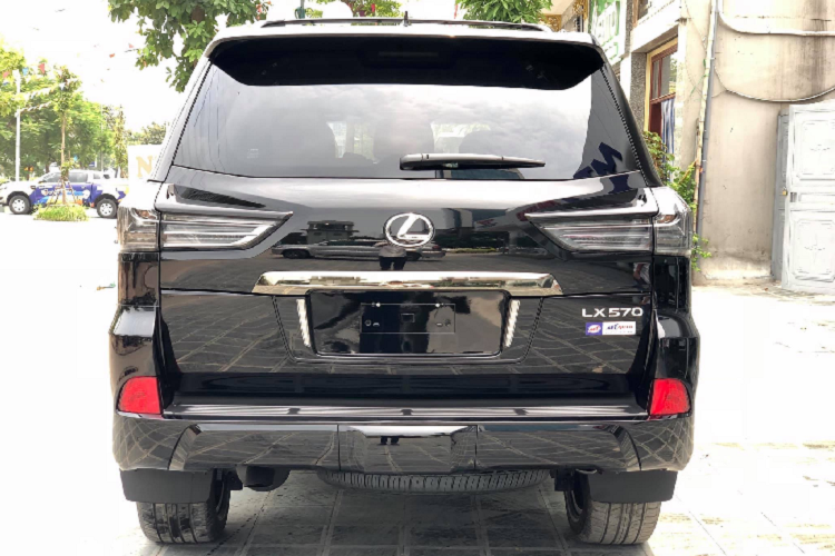Còn đối với phiên bản Lexus LX 570 Inspiration đặc biệt này, đại lý phân phối đang rao bán với giá 9 tỷ đồng.