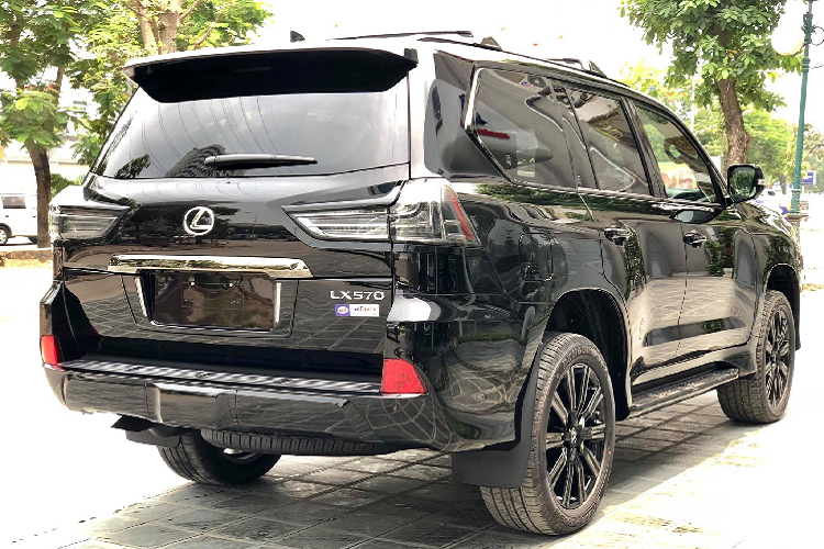 Về thiết kế ngoại thất, Lexus LX Inspiration Series 2019 khoác lên mình chiếc áo màu đen Onyx huyền bí, lưới tản nhiệt, đèn chiếu sáng, cửa sổ, biển số xe và cửa sau đều được bọc viền màu đen. Ngay cả mâm xe 21 inch cũng được sơn màu đen. Tất cả góp phần tạo nên một ngôn ngữ thiết kế thống nhất cho siêu phẩm đặc biệt này.