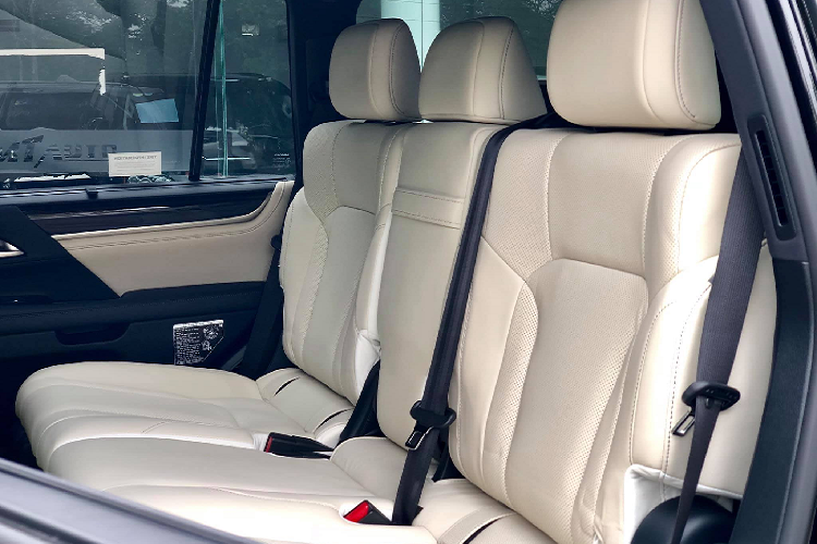 Tại thị trường Việt Nam, Lexus LX570 đang được bán ra chính hãng ở mức 7 tỷ 810 triệu đồng. “Chuyên cơ mặt đất” dành cho khách Việt sở hữu sức mạnh 367 mã lực cùng khả năng tăng tốc từ 0-100 km/h trong 7,7 giây, tốc độ tối đa của xe đạt 210 km/h.