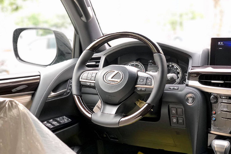 Bên trong nội thất của “chuyên cơ” Lexus LX mới tại Việt Nam có nhiều chi tiết bọc da màu đen tương phản với ghế bọc da Moonlight White Semi-Aniline. Không những thế, các chi tiết nhỏ như thảm sàn hoặc bao da chìa khóa cũng được làm từ vật liệu cao cấp.