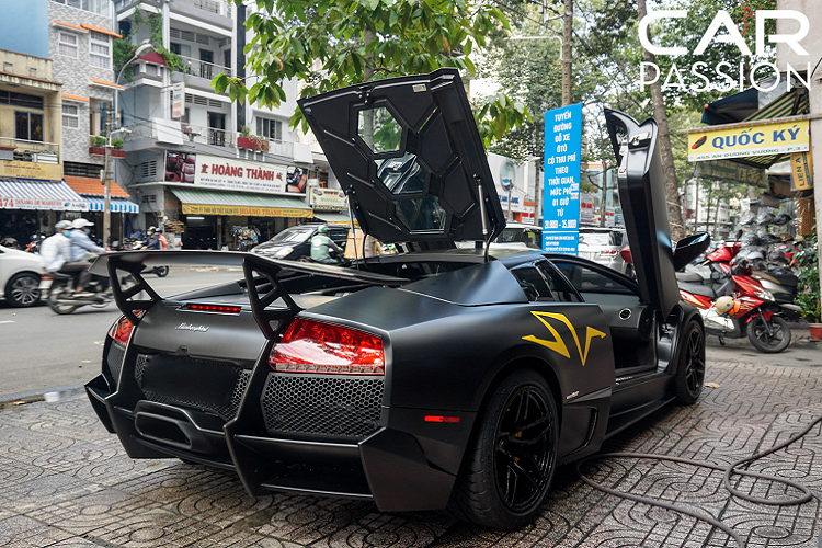 Khoang lái của xe mang thiết kế đơn giản, giúp người lái có thể tập trung tối đa vào việc “cầm cương” hơn 670 mã lực ở phía sau, toàn bộ nội thất từ ghế ngồi, bảng táp-lô hay trần xe đều được bọc da Alcantara cao cấp kết hợp cùng đường chỉ khâu màu vàng tương phản. Một số các chi tiết khác như bệ điều khiển trung tâm, lẫy chuyển số, ốp màn hình tốc độ hay ốp cửa đều được làm từ sợi carbon nhằm giảm trọng lượng tổng thể cho xe. 