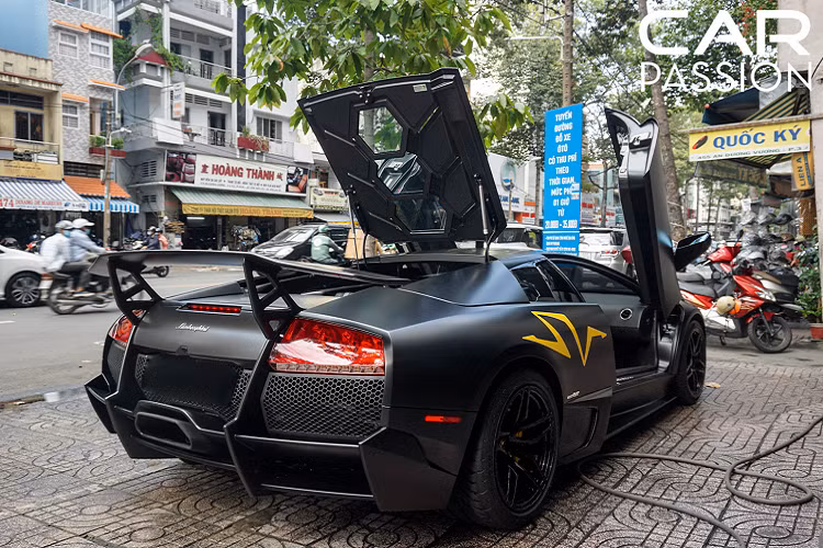 Khoang lái của xe mang thiết kế đơn giản, giúp người lái có thể tập trung tối đa vào việc “cầm cương” hơn 670 mã lực ở phía sau, toàn bộ nội thất từ ghế ngồi, bảng táp-lô hay trần xe đều được bọc da Alcantara cao cấp kết hợp cùng đường chỉ khâu màu vàng tương phản. Một số các chi tiết khác như bệ điều khiển trung tâm, lẫy chuyển số, ốp màn hình tốc độ hay ốp cửa đều được làm từ sợi carbon nhằm giảm trọng lượng tổng thể cho xe. 