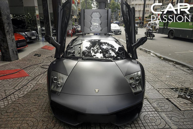 Xe từng thuộc sở hữu của đại gia Minh Nhựa và nằm cùng garage với hàng loạt cái tên hàng hot như : Bugatti Veyron, McLaren 650S Spider, Maserati GranTurismo McStradale, … Bên cạnh đó, vị doanh nhân nói trên cũng từng sở hữu qua một model khác cũng thuộc phiên bản giới hạn của Lamborghini là chiếc Aventador SV LP750-4. 