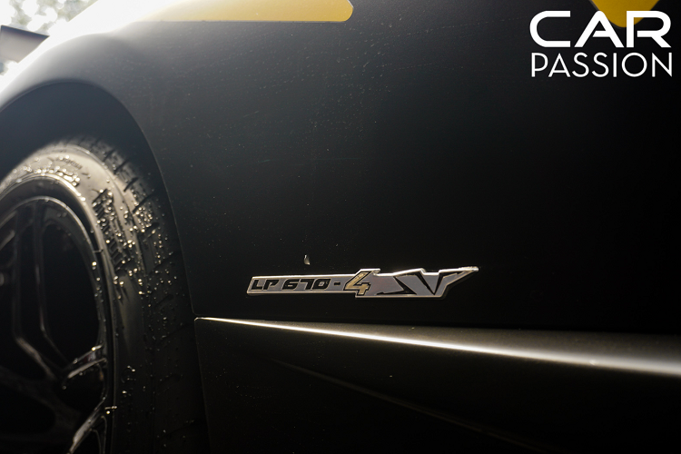 Về tổng thể, Lamborghini Murcielago SV LP670-4 sở hữu lớp sơn đen nhám có tên gọi Nero Nemesis độc đáo, sự kết hợp giữa lớp sơn đen nhám cùng dòng chữ SV vàng nổi bật luôn nhận được rất nhiều lời ngợi khen đến từ những chuyên gia trong ngành khi có thể phô ra những đường nét thiết kế góc cạnh và hầm hố trên “siêu bò” này. 