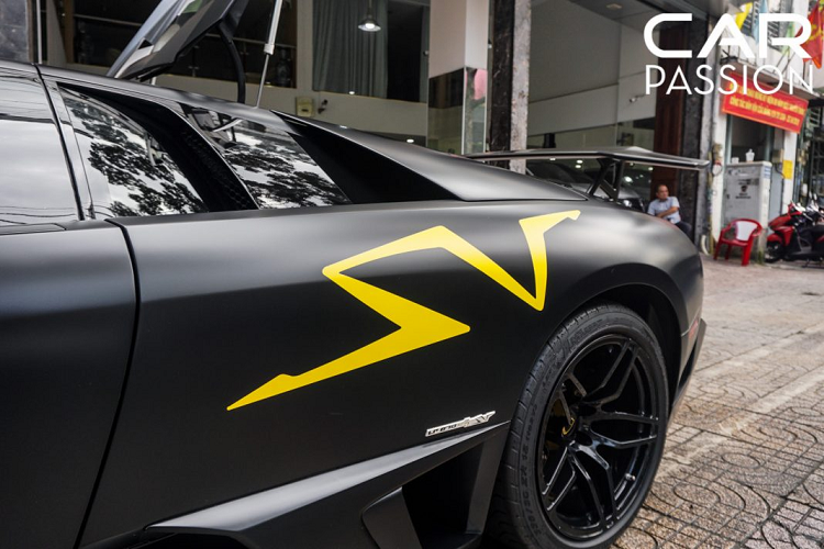 Điểm nhấn trên phần thân xe mạnh mẽ là bộ tem với hai chữ “SV” to bản kết hợp cùng với logo LP670-4 SV nhằm khẳng định đây là một chiếc Lamborghini Murcielago SV thứ thiệt, “SV” là hai chữ cái viết tắt của dòng chữ “Super Veloce” (trong tiếng Ý có nghĩa là siêu nhanh). Nhằm cải thiện được hiệu suất vận hành trên “siêu bò” này.