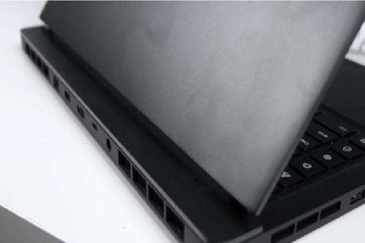 Model này được trang bị quạt làm mát 12 V và có 4 quạt tản nhiệt dưới thân máy nhằm đảo bảo hiệu suất, nhiệt độ khi người dùng chơi game hay xử lý các tác vụ nặng trong thời gian dài.