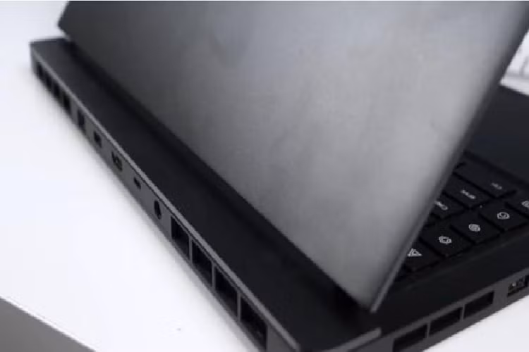 Model này được trang bị quạt làm mát 12 V và có 4 quạt tản nhiệt dưới thân máy nhằm đảo bảo hiệu suất, nhiệt độ khi người dùng chơi game hay xử lý các tác vụ nặng trong thời gian dài.