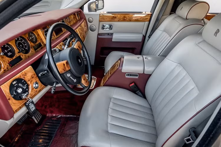 Sự độc đáo và táo bạo tiếp tục được tìm thấy ở bên trong xe với ghế trước và ghế sau bọc da màu trắng, đi kèm các thảm màu hồng / tím và nhiều điểm nhấn bằng da màu Burgundy.