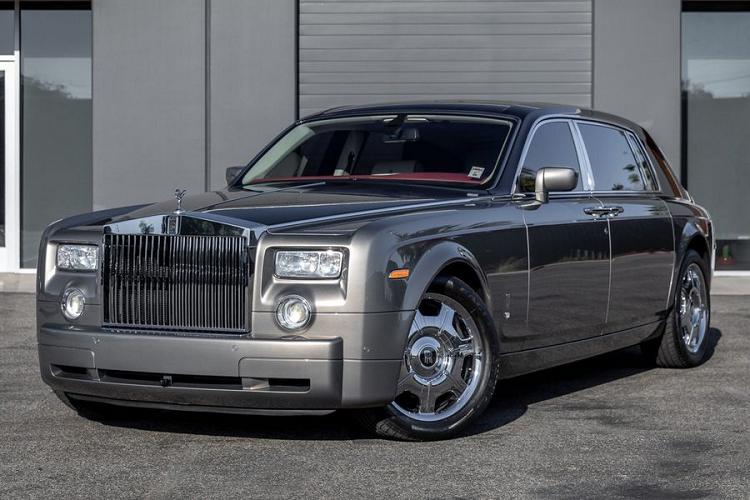 Trong thị trường xe cũ, Rolls-Royce Phantom 2007 thường được bán với giá khoảng 350.000 USD (khoảng 8,14 tỷ đồng) tùy thuộc vào từng khu vực và tùy chọn của xe. Nhưng chiếc Phantom 2007 này có vẻ sẽ là một trường hợp khác biệt hẳn, chiếc xe sang Anh Quốc với 6.759 km trên công-tơ-mét đang được bán đấu giá trên trang Bring A Trailer.
