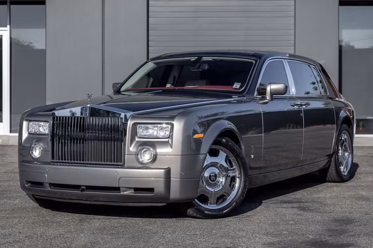 Trong thị trường xe cũ, Rolls-Royce Phantom 2007 thường được bán với giá khoảng 350.000 USD (khoảng 8,14 tỷ đồng) tùy thuộc vào từng khu vực và tùy chọn của xe. Nhưng chiếc Phantom 2007 này có vẻ sẽ là một trường hợp khác biệt hẳn, chiếc xe sang Anh Quốc với 6.759 km trên công-tơ-mét đang được bán đấu giá trên trang Bring A Trailer.