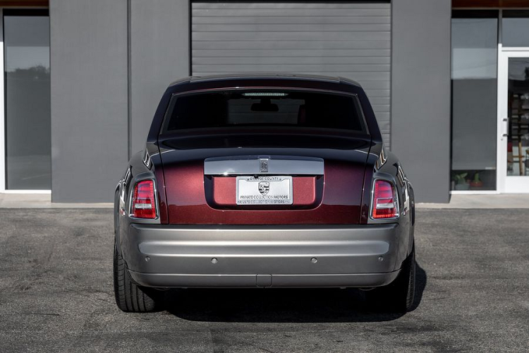 Một báo cáo của CarFax cho thấy chiếc Rolls-Royce Phantom màu độc này chỉ bén duyên với chủ sở hữu đầu tiên trong hơn hai năm (tại Florida), trong khi chủ sở hữu thứ hai đã giữ chiếc xe trong gần 9 năm ở California.