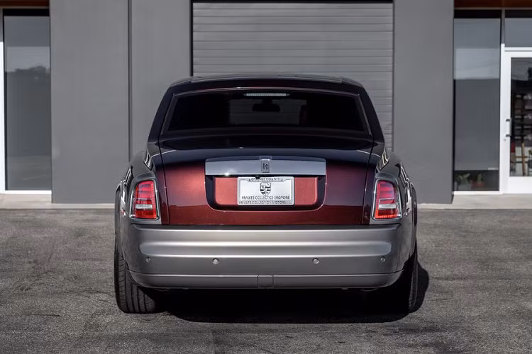 Một báo cáo của CarFax cho thấy chiếc Rolls-Royce Phantom màu độc này chỉ bén duyên với chủ sở hữu đầu tiên trong hơn hai năm (tại Florida), trong khi chủ sở hữu thứ hai đã giữ chiếc xe trong gần 9 năm ở California.