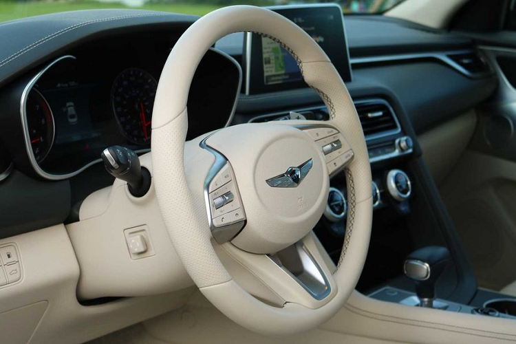 Dành cho những ai quan tâm tới chi phí thuê, Genesis cũng cung cấp một chương trình khá hấp dẫn dành cho chiếc G70 này. Cụ thể, khách hàng sẽ được miễn khoản phí ban đầu đồng thời chi trả chỉ 409 USD (9,5 triệu VNĐ) mỗi tháng trong thời hạn 36 tháng khi thuê mẫu G70 Elite.